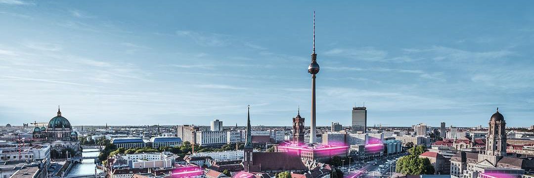 Berlin mit magenta Glasfaserkabeln