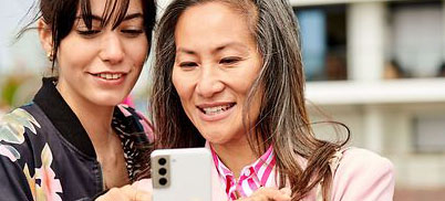 Zwei Frauen schauen auf ein Smartphone