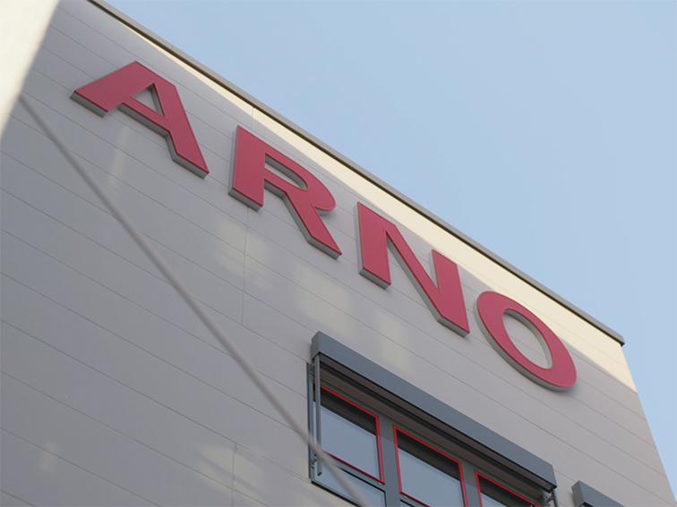 Schriftzug Arno auf einer Firmenhalle.