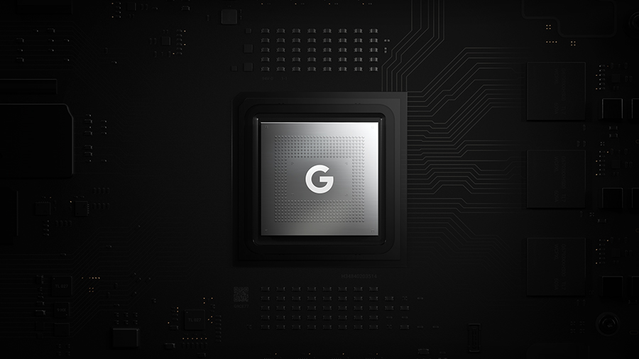 Bild des silbernen Google Tensor Chips mit Google Logo auf schwarzer Platine.