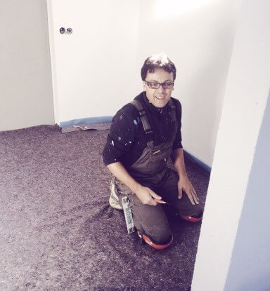 Seyit Üzümcü packt beim Ausbau seines ersten Büros in seiner Garage selbst mit an
