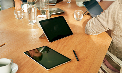 Tablets liegen auf Meeting-Tisch
