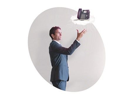 Mann im Anzug lässt eine Telefon als Cloud-Telefonanlage in einer Wolke schweben.