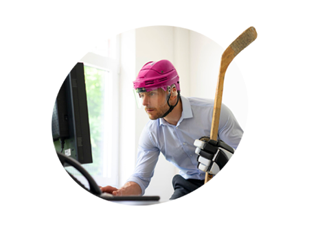 Mann sitzt mit Ice-Hockey Ausrüstung und Schläger vor dem PC symbolisch für einfacheren Datenschutz