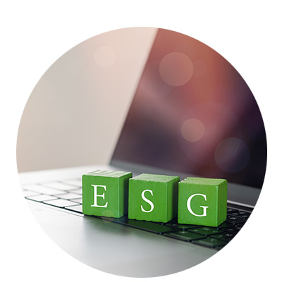ESG Würfel auf einem Laptop