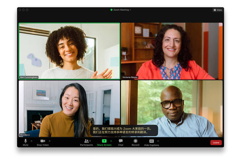 Bildschirm mit vier Zoom Meeting Teilnehmern und eingeblendeter Untertitelzeile