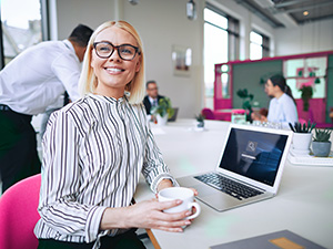 Eine Frau im Büro arbeitet erfolgreich mit HR Software