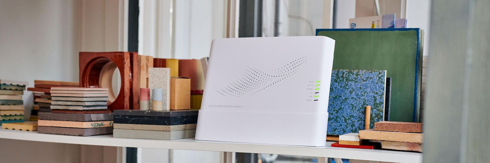 Die Digitalisierungsbox al Business-Router für kleine Netzwerke steht auf einem Regal.