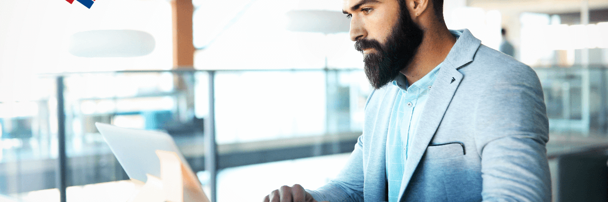 Mann arbeitet am Laptop