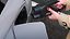 E-Auto mit offenem Tankdeckel: Frauenhände mit starten den Ladevorgang