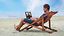 Mann sitzt am Strand in einer Liege und macht einen Videoanruf über Zoom X