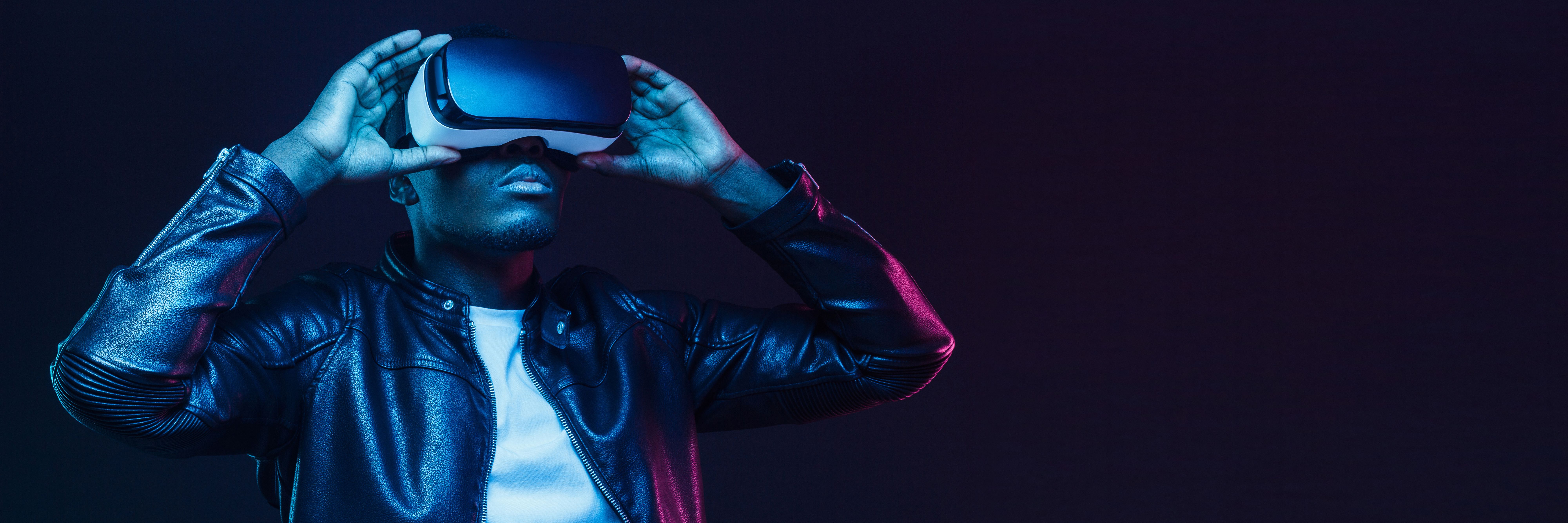 Mann in dunklem Raum testet eine VR-Brille in der Event Factory.