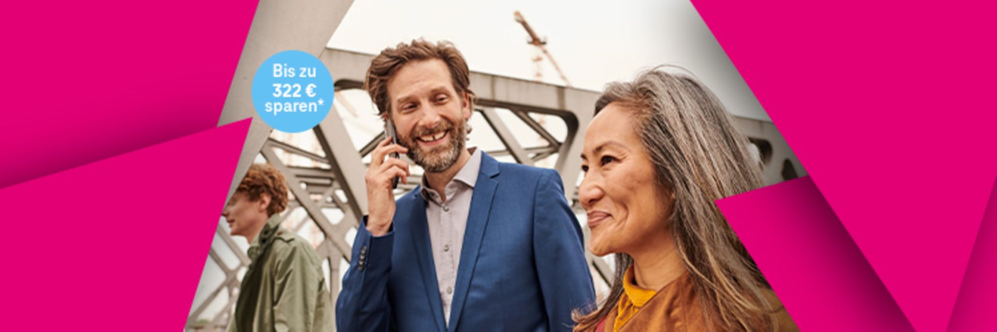 Lachender Mann links am Handy telefonierend und Frau rechts am lächeln