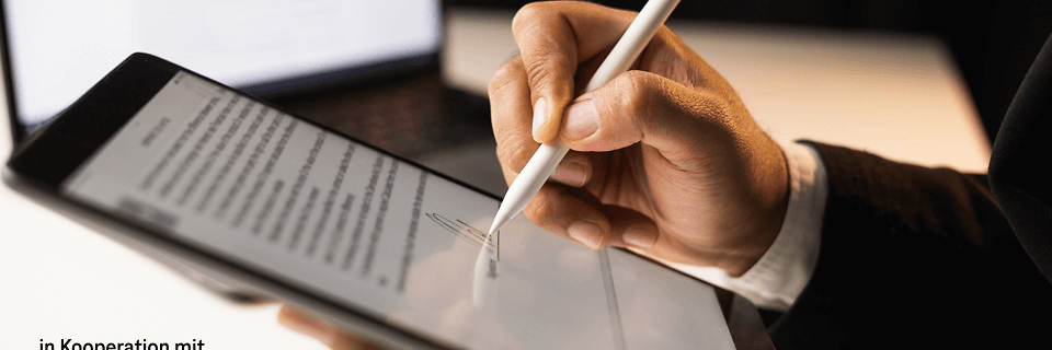 Person unterschreibt ein Dokument auf dem Tablet