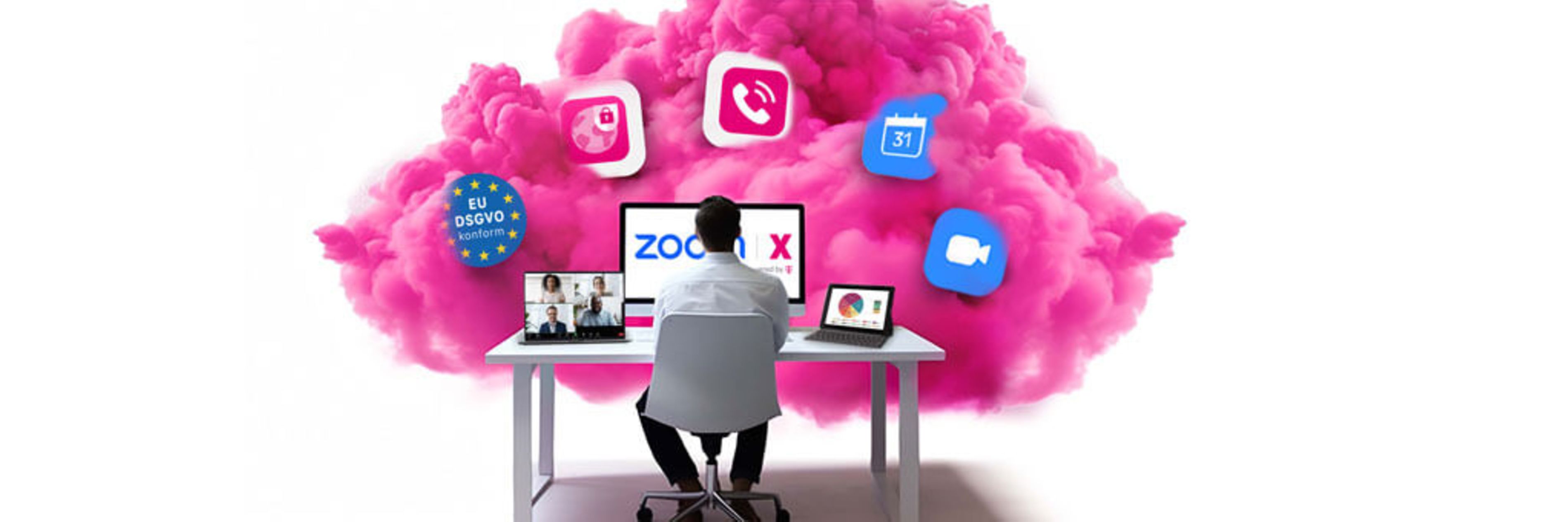 Mann sitzt am Schreibtisch vor dem PC und verwendet Zoom X für virtuelle Meetings
