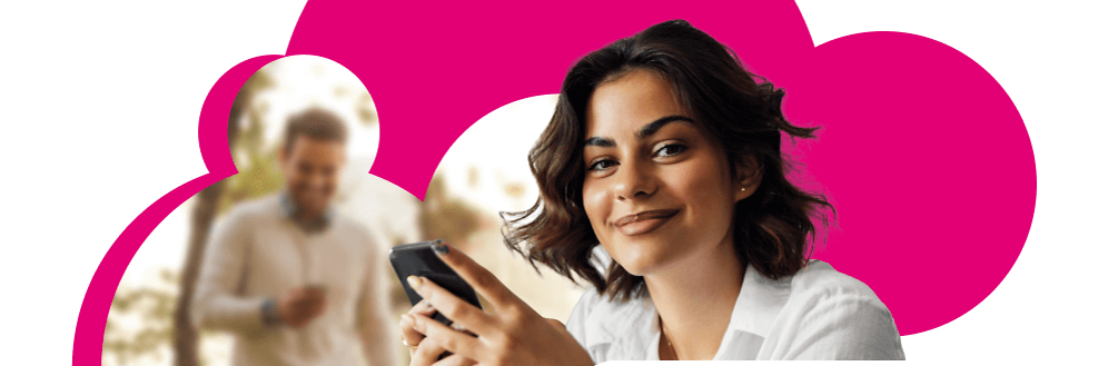 Lächelnde Frau mit Telefon in der Hand genießt bereits die Vorteile von Microsoft Teams Telefonie