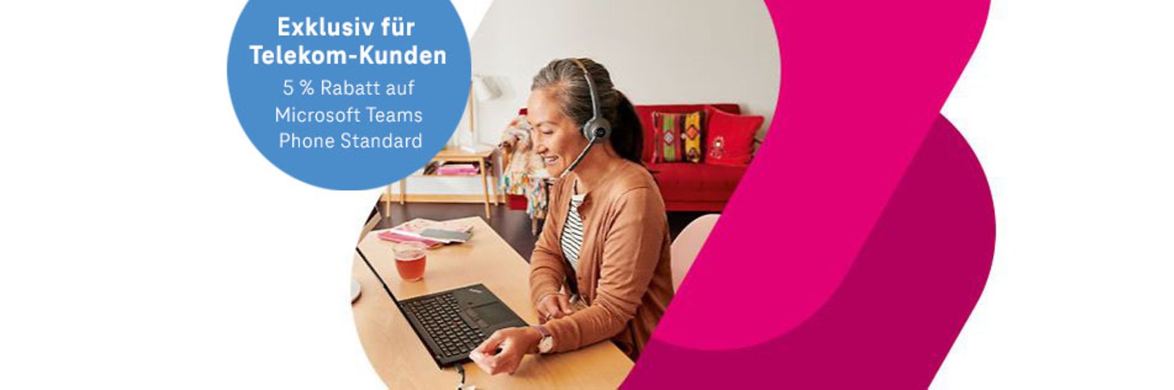 Eine Frau mit Headset tippt auf einem Laptop, mit einem Microsoft Teams X-Banner im Vordergrund.