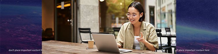 Frau sitzt im Café an einem Tisch mit ihrem Laptop und Mobiltelefon