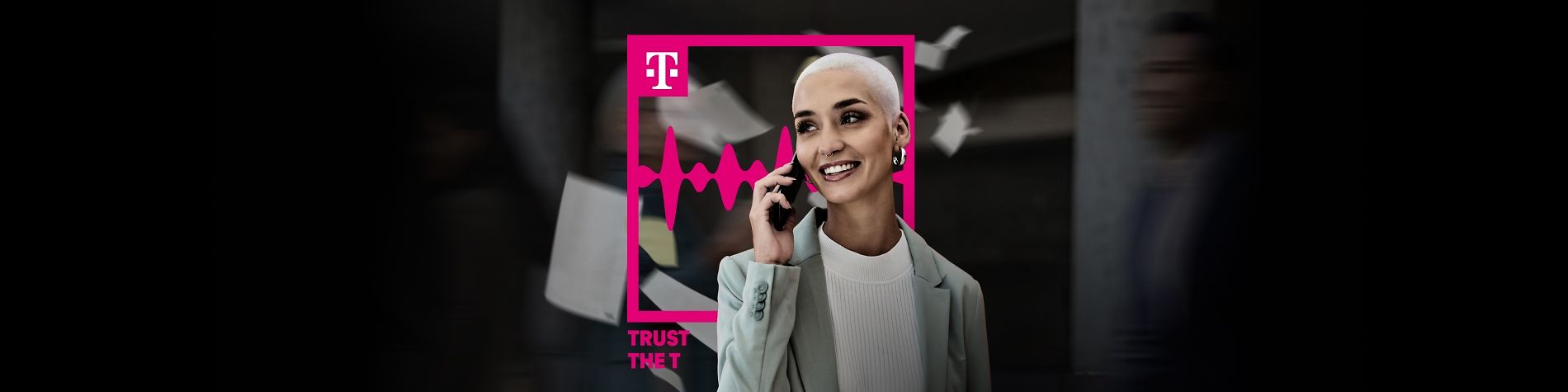 Trust the T: Geschäftsfrau telefoniert im Business Mobil Tarif mit Voice AI Notes