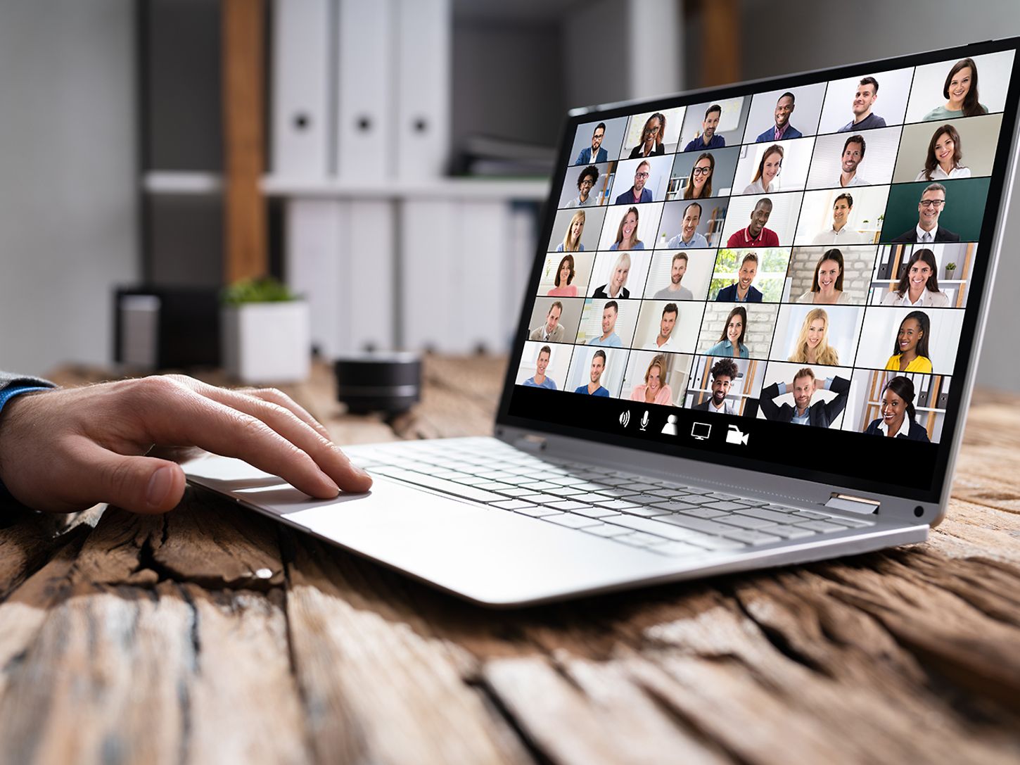 Personen in Web- und Videokonferenzen auf Laptop