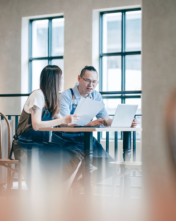 Mitarbeiter eines Cafés arbeiten zusammen und tauschen sich aus