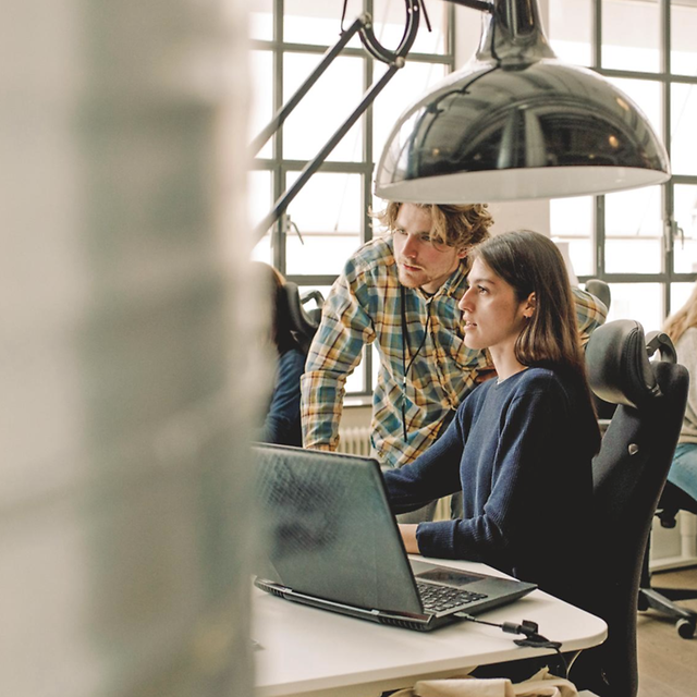 Frau und Mann beraten zum Thema Staking in Büroumgebung