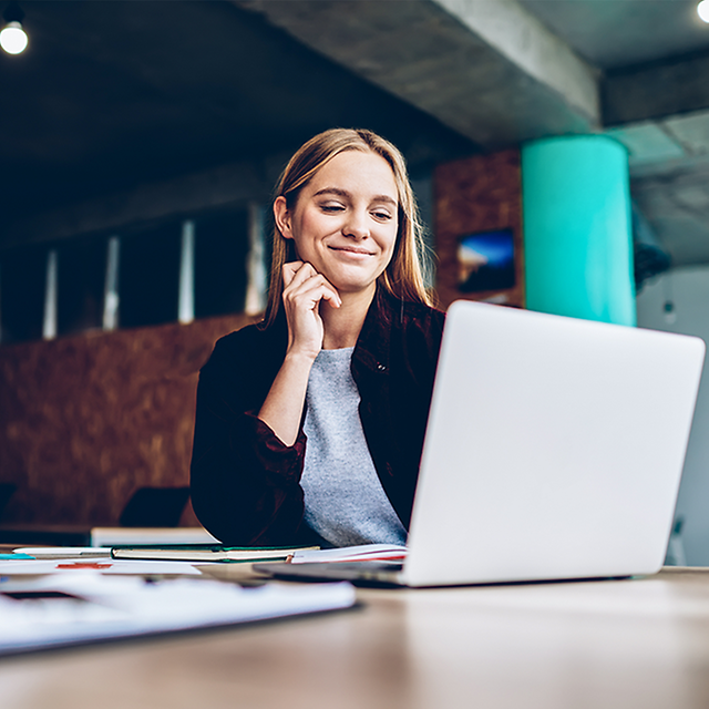 Eine Frau arbeitet mit Ihrem Laptop.