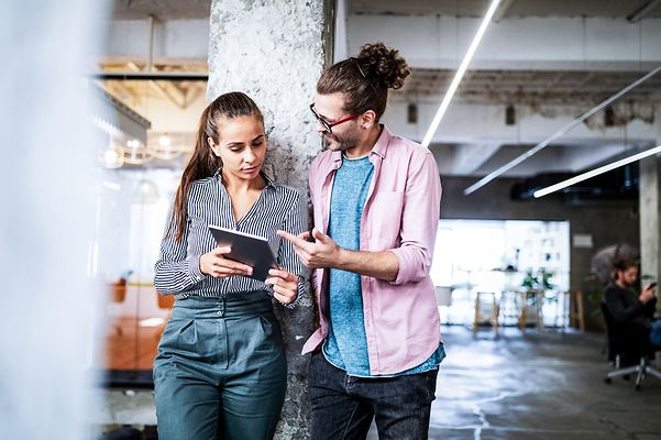 Eine Frau und ein Mann lösen den Gutschein-Code für 12 Monate Perplexity Enterprise Pro ein