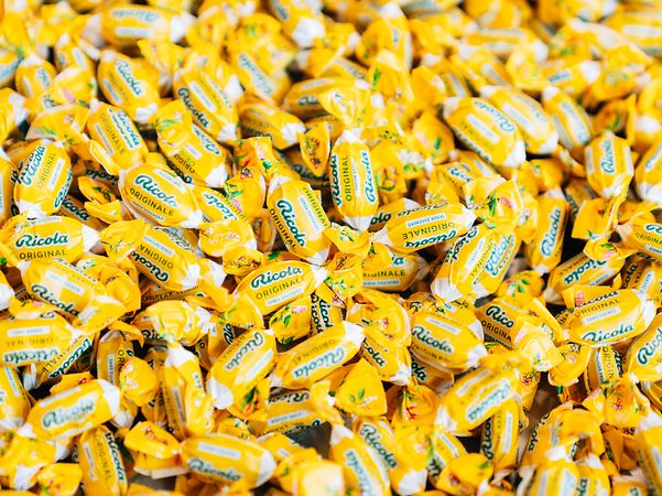 Ganz viele Ricola Bonbons in gelben Papierchen