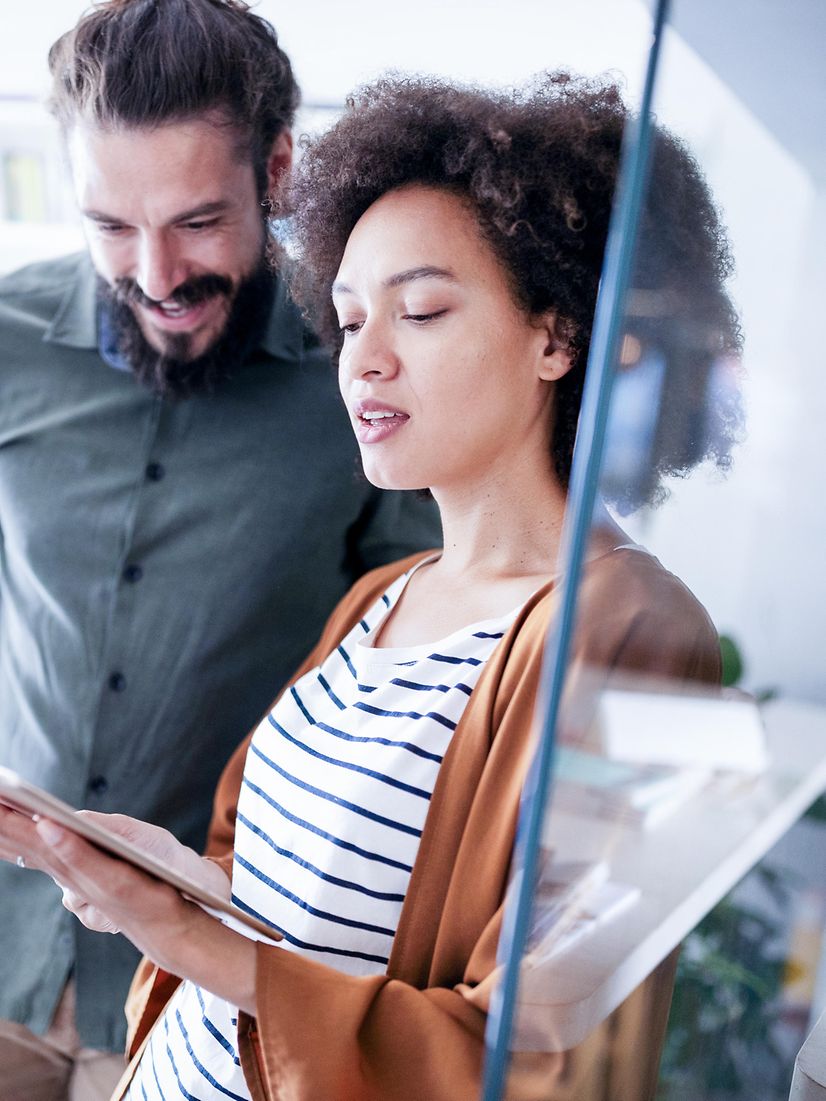 An employee advises a customer on Microsoft 365.