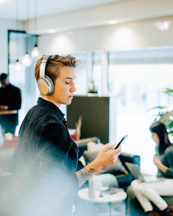 A woman from a team is on the phone in the office.