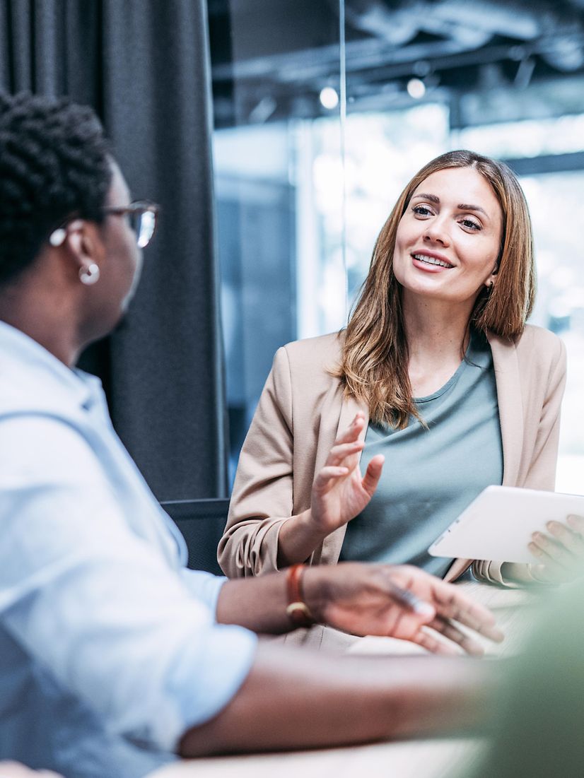 An employee advises a customer on switching to Microsoft Teams telephony.