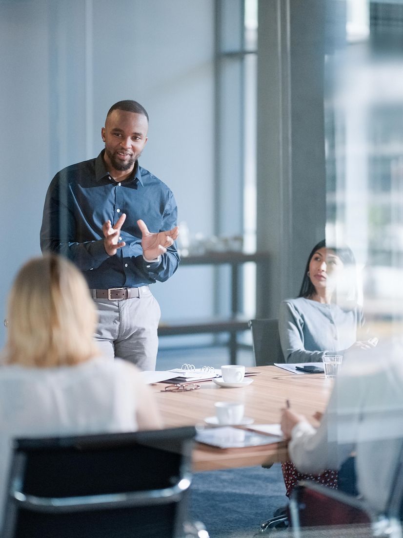 Geschäftskollegen führen eine Besprechung im Meetingraum