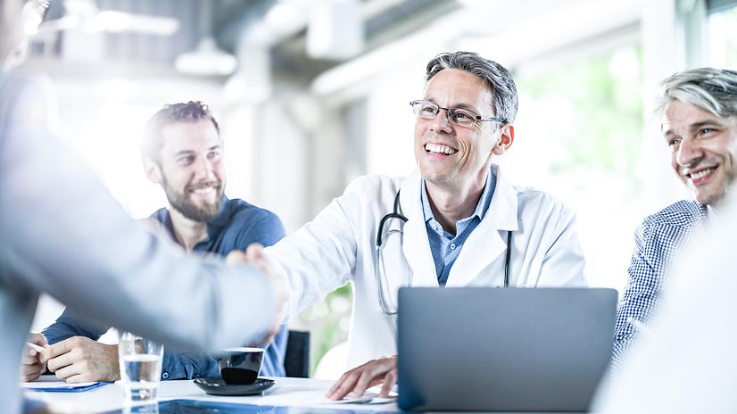 Smiling businessmen: Thanks to Telekom, they have found the right AI tool for them.