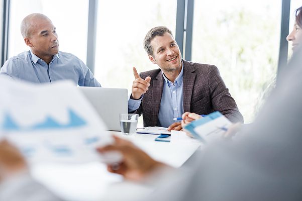 Businessmen talk about the AI jungle and how Telekom can help.