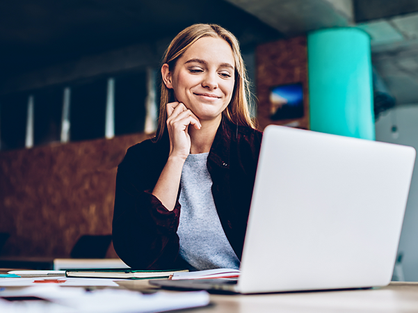 Eine Frau arbeitet mit Ihrem Laptop.