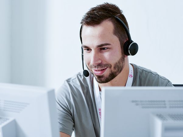 Telekom employee on the service hotline advises on Zoom X webinar software