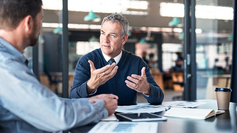 An employee advises a customer on the subject of Zoom X.