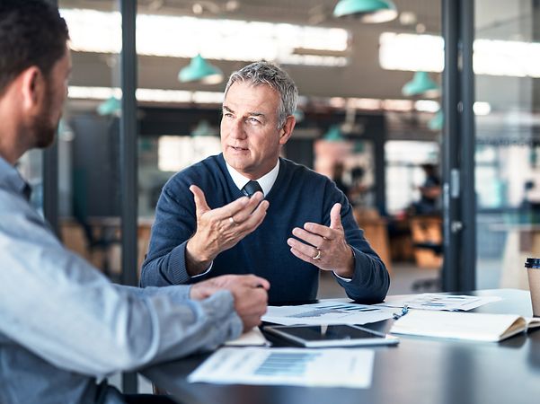 An employee advises a customer on the subject of Zoom X.