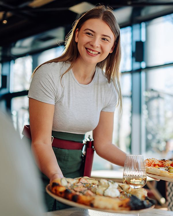 Young female service staff serve food without having to worry about the telephone thanks to Swyx X.