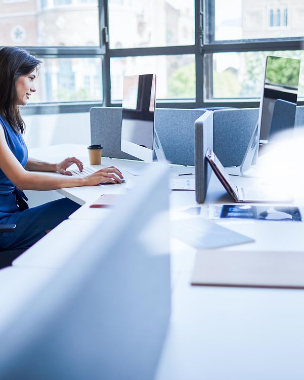Young woman utilises the intelligent TeamDesk function of XPhone Connect in the office.