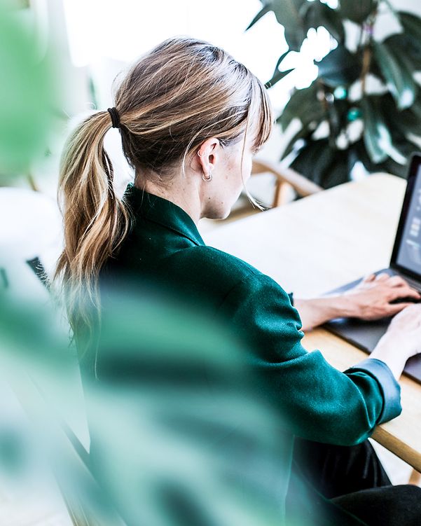 A woman sits at the computer and looks at various visualisations.