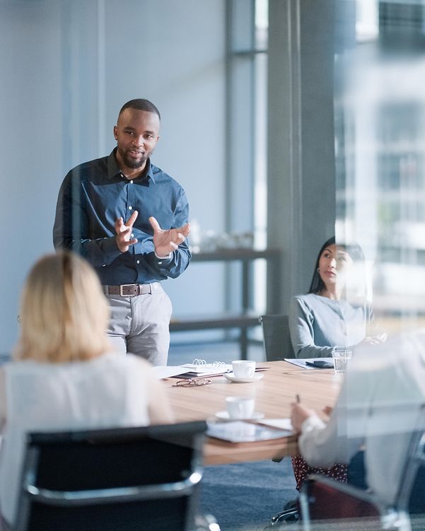 Business colleagues hold a meeting in the meeting room.