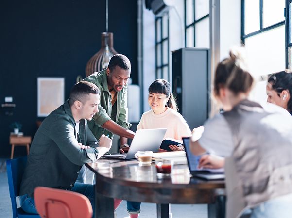 Vielfältiges Team, das in einem modernen Co-Working-Space zusammenarbeitet