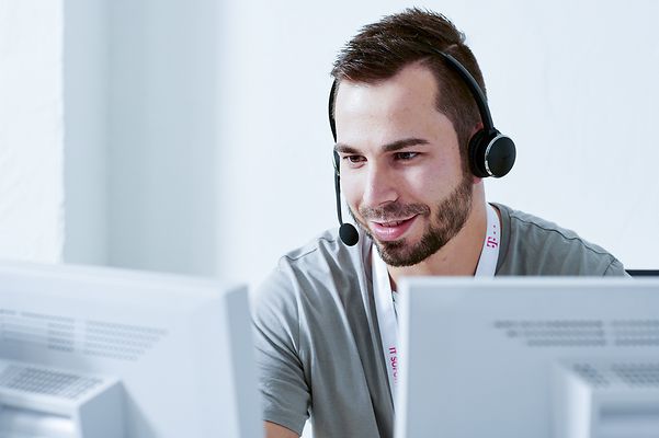 Deutsche Telekom employees advise customers on SD-(W)LAN solutions.