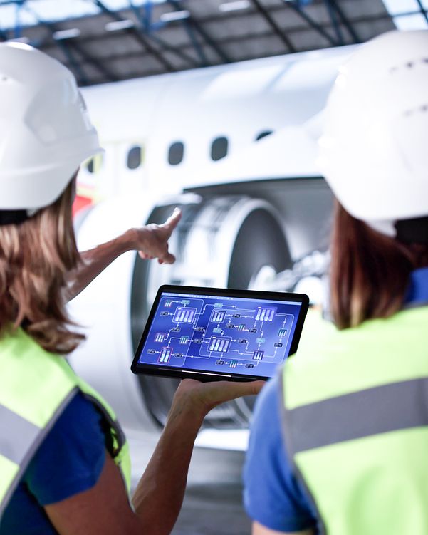 Airport staff use a tablet connected via 5G campus networks.