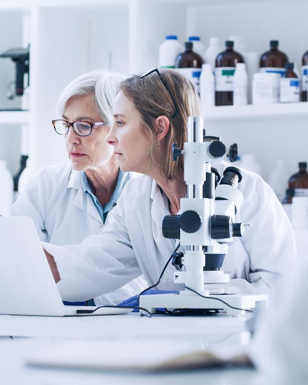 Two women work in a laboratory where 5G campus networks are used for data transmission.