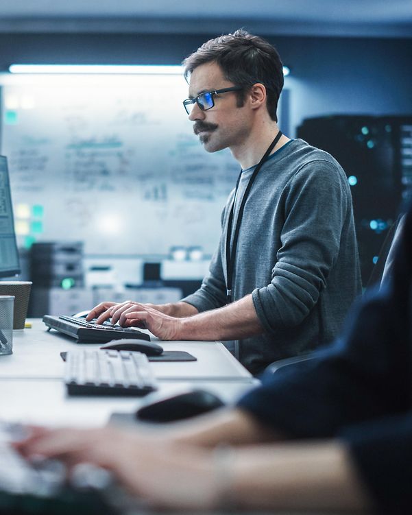 An employee looks at the Cisco Meraki Managed Service dashboard.