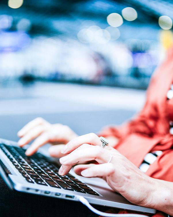 An employee establishes a tunnel to another location via the Cisco Meraki Managed Service.