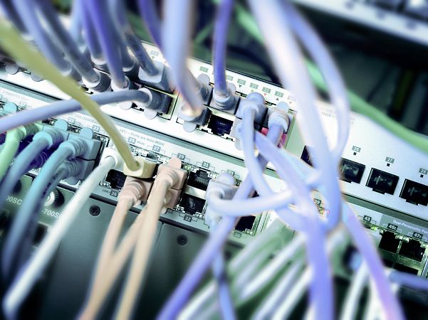 A large cable harness on a server that ensures fail-safe VMware connections